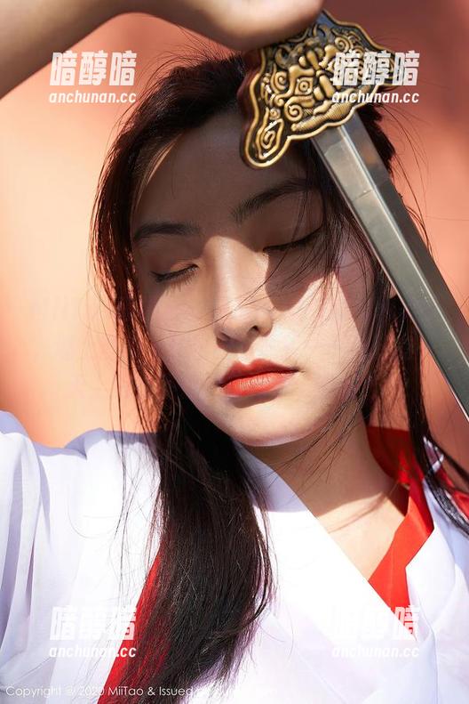 MiiTao蜜桃社 - 佩琦Pinky的黑色美图，墙上壁纸上贴出新年愿望——希望有一天上班能不被黑色裙子“困扰”！
