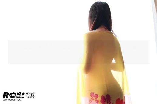 ROSI的油亮作品让我有些困惑，追求清新却又忍不住想往油腻一方发展。