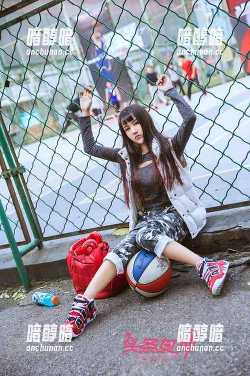 TouTiao头条女神-柠檬酱 TouTiao头条女神 - 单身派对上的柠檬酱图包:这拍得好,我的天,赶紧下载啊!