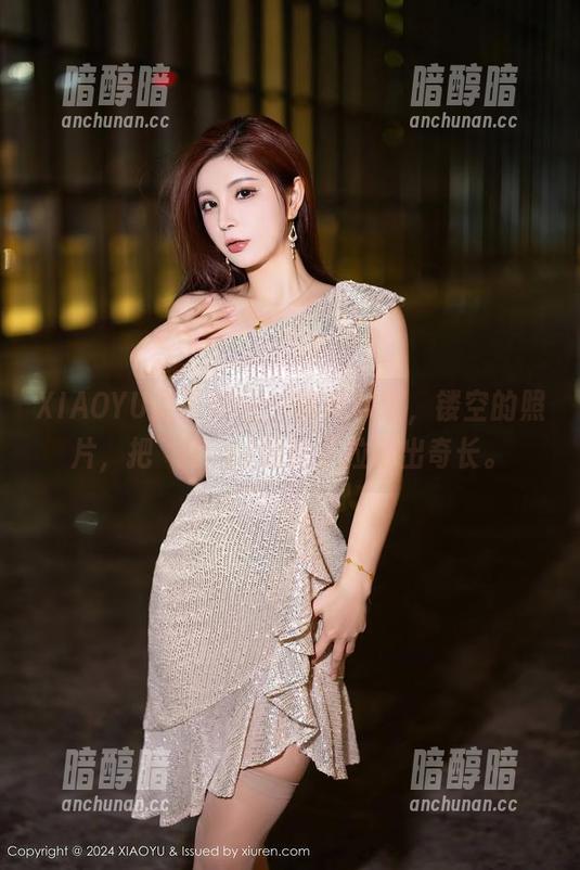 XIAOYU语画界-玥儿玥er XIAOYU语画界 - 一阵风吹过,镂空的照片,把玥儿玥er的影子拉得出奇长。