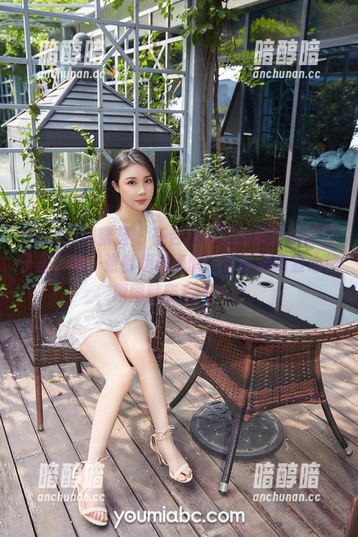 YouMi尤蜜荟 - 在合法萝莉的缤纷丝袜日子里，每一张都想说点啥，作品集略显心机，原图就随意一看吧。