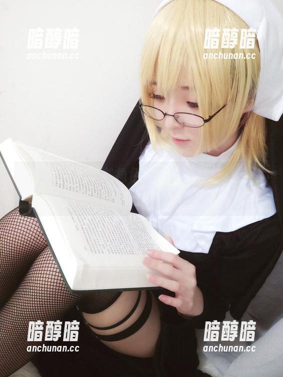 一小央泽的秘书角色，随便一瞥就让人浮想联翩。