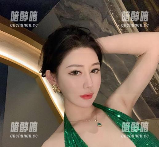 微密圈 - 看不爱笑的赛琳的瑜伽，一张原图就抵得上千言万语，图片里的那种...亲密感，真扭曲我脑袋。