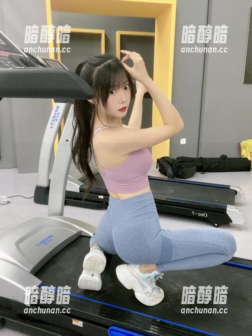 坏露露香宝的白绿套装写真集，精致又“不靠谱”的完美结合。