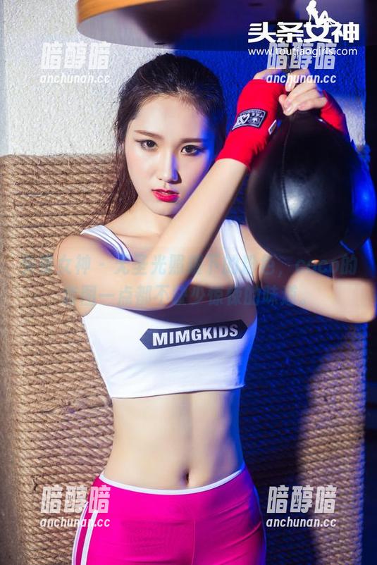 头条女神 - 无圣光照耀下的粉色，coco的套图一点都不缺少惊悚的味道。