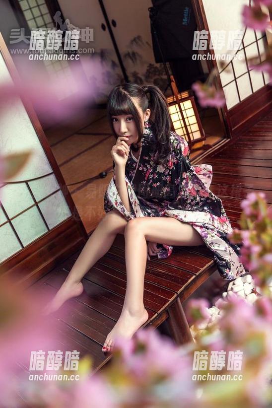 头条女神-易阳 头条女神 - 易阳白裙图册高清版,这裙子要是不好看我可真没话说!