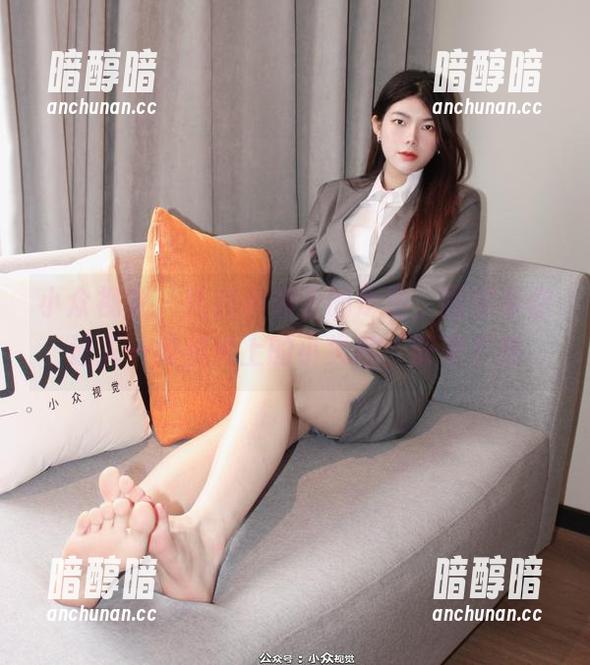 小众视觉 - 纯白色调下的彤彤，图库带你进入一场视觉上的小失控，快来下载