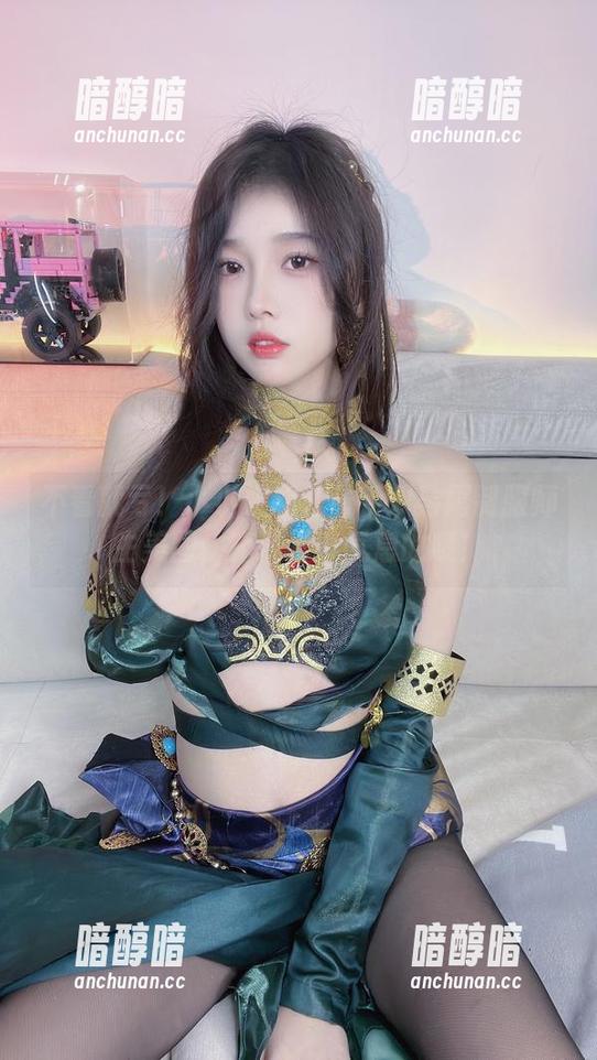 小小奶瓶儿 不看就亏!小小奶瓶儿最新双马尾制服师生美图,充满青春气息的哦!