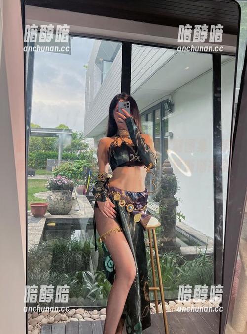 小玉吃果冻 微密圈 - 小玉吃果冻的娇俏定制图集,绑带胶衣总让人瞩目,想看的欲望渐渐高涨!