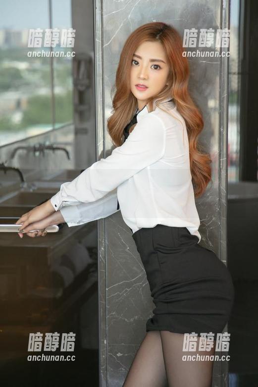 尤果网-Sara 尤果网 - 看这里!Sara穿短裤,原图里的吸引力拉满了吧!