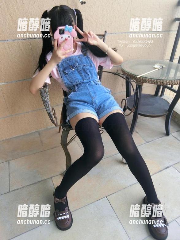 “摇摇乐yoyo”到底从哪弄来的这么多校服？图库里的资源大开眼界。