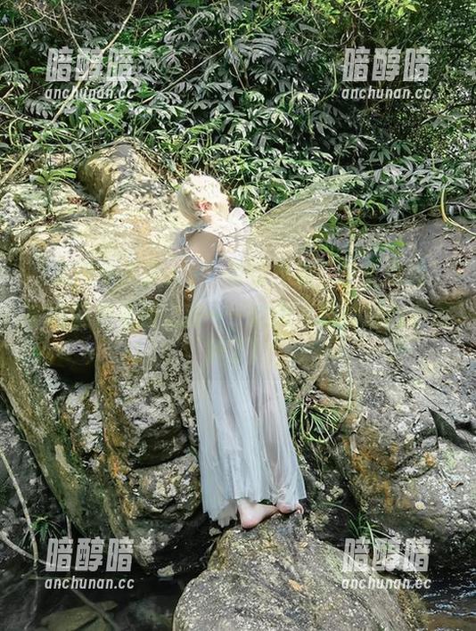 “无颜小天使wy”带你开启“碧蓝航线”中的脑洞美图之旅——这张大凤红旗袍也是醉了！