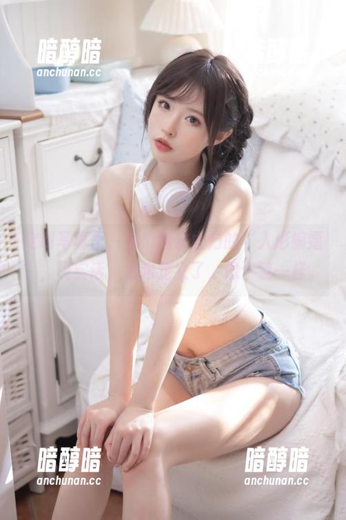 清水由乃 定制写真里,这个清水由乃的“人形蝙蝠”,说实话,太难定义了,像个谜一样。
