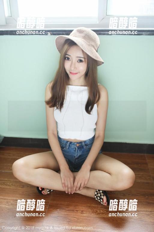 美媛馆-伊雨蔓Fiona 美媛馆 - 套图里的伊雨蔓Fiona,美足无聖光,上演了一场不经意的小戏。
