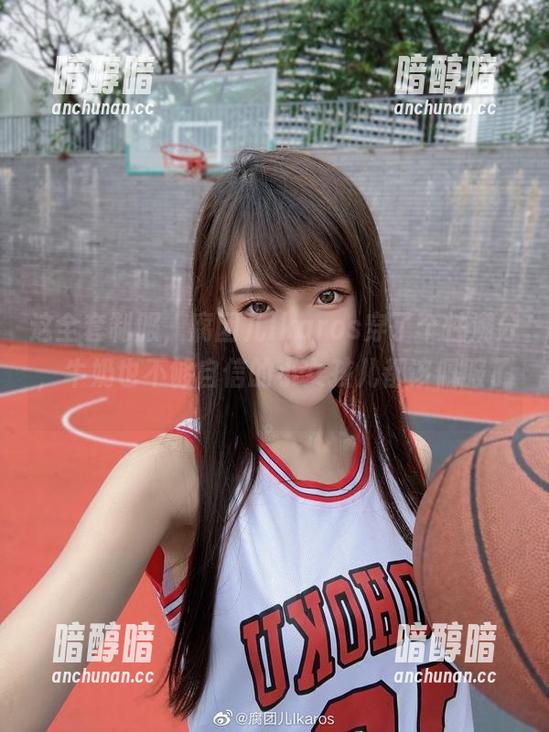 这全套制服，腐团儿Ikaros穿了个性满分，牛奶也不够自信的小女孩儿都该佩服了。