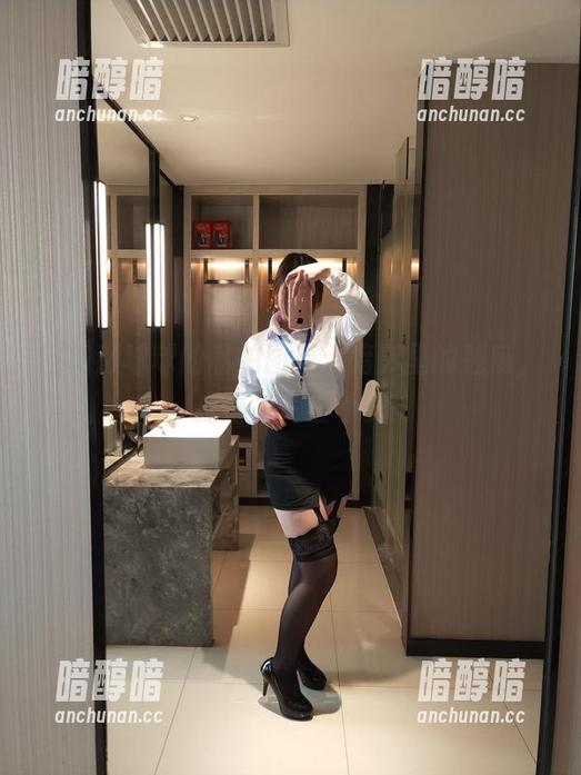自闭颜球球 自闭颜球球的私拍图集:暗影里的魅魔,揉进了一丝不安