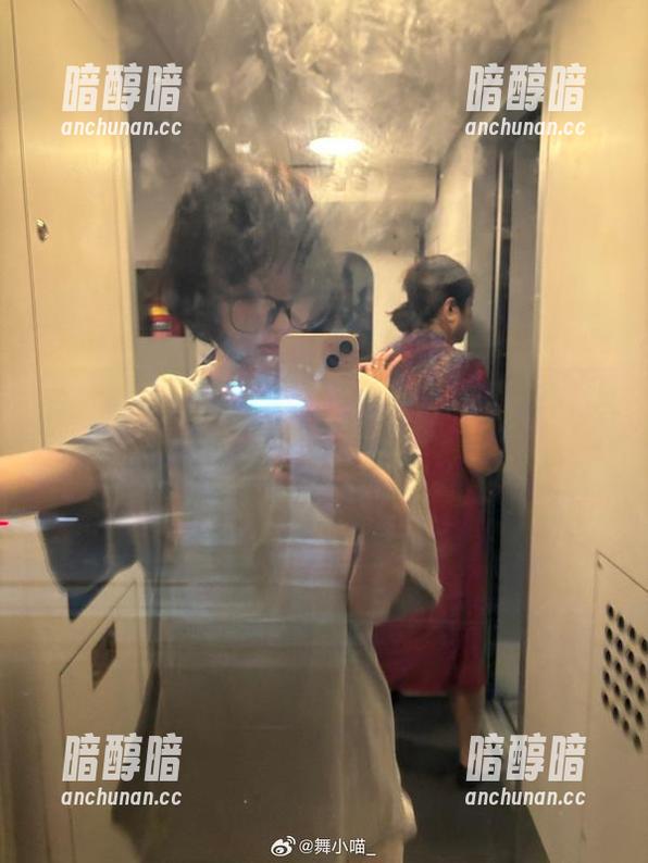 舞小喵 舞小喵高调登场,地狱王女高清图册大发布,咱们来个蹦蹦跳也行啊?