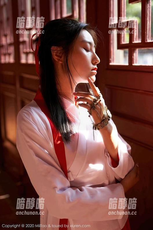 蜜桃社-Gina 蜜桃社 - 看Gina的照片,短裤为何在这个夏天成为网络上的“主宰”了?