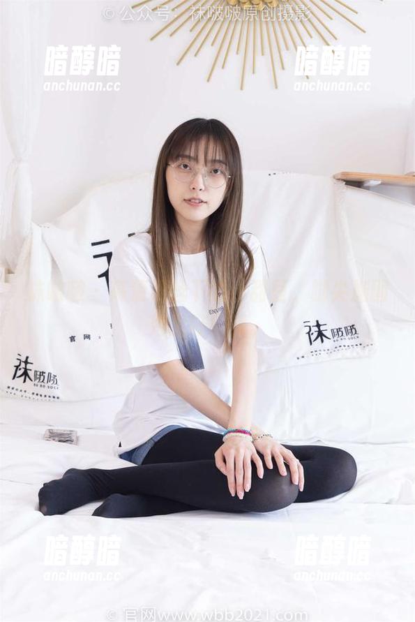 袜啵啵-小甜豆 袜啵啵 - 高清黑丝下的小甜豆,脚尖加固秀出好身材。