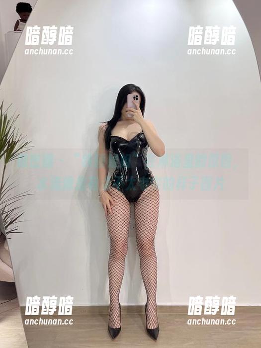 铁锤姐姐 微密圈 - “铁锤姐姐”在淋浴里的原图,水流像是有点不太老实的样子图片
