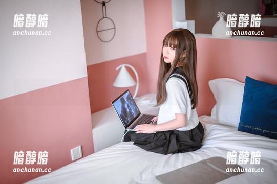 学姐青水百合子的美图，照片里颤动着一丝稚嫩的回忆感