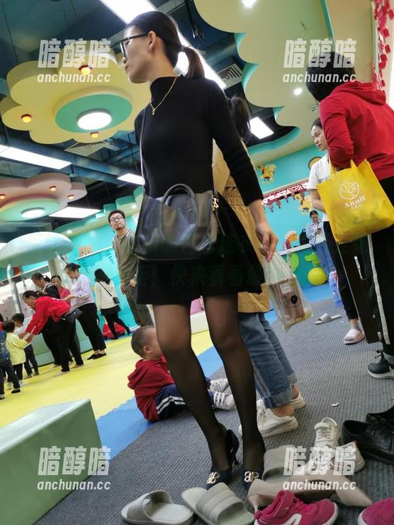 魔镜街拍-楼楼 魔镜街拍 - 楼楼的白色连衣裙,简直是她的精神衣柜!快来看看最新美图!