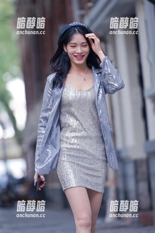 魔镜街拍 - 美图中流淌着艾小青的温柔，呼之欲出却又不明说。